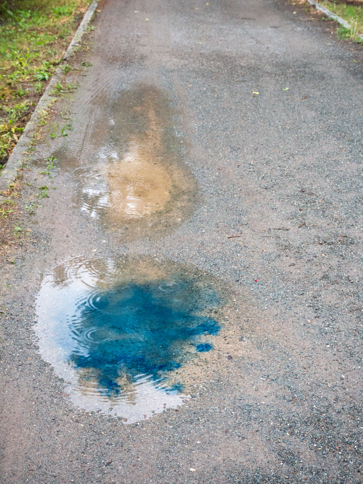 Anja Asche, Azur No1, landscape intervention, natural pigment, size variabel, 2018, view with raindrops