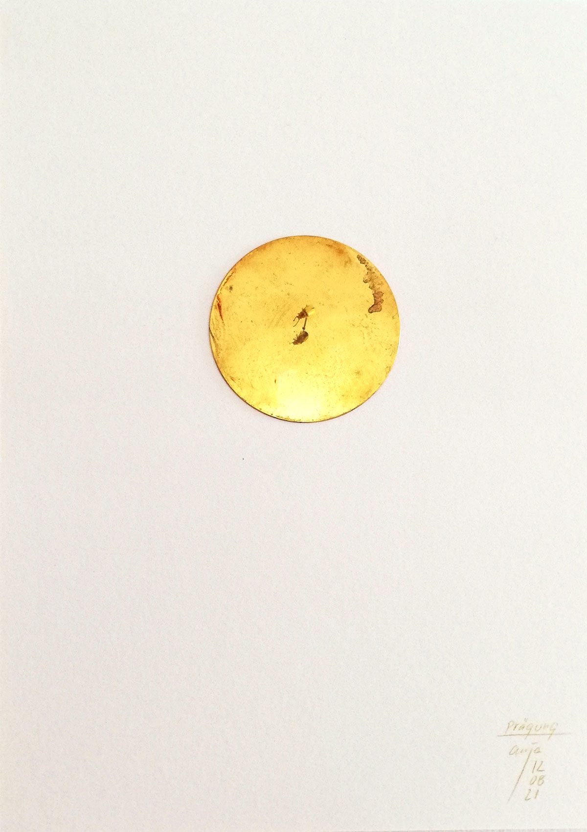 Anja Asche – Prägung, Din A4 Collagen Serie, Papier, Naturmaterialien, Messingscheibe, Kapa, 2021 / Imprint, Din A4 collage series, paper, natural materials, brass disc, Kapa// Berlin, Schwanenwerder, 2021