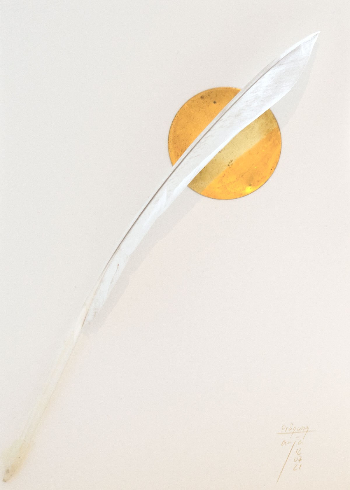 Anja Asche – Prägung, Din A4 Collagen Serie, Papier, Naturmaterialien, Messingscheibe, Kapa, 2021 / Imprint, Din A4 collage series, paper, natural materials, brass disc, Kapa// Berlin, Schwanenwerder, 2021
