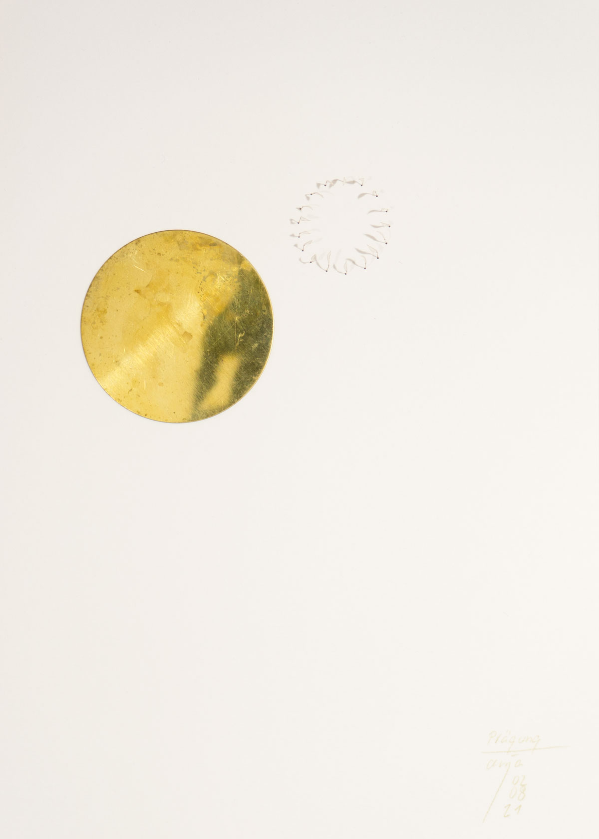 Anja Asche – Prägung, Din A4 Collagen Serie, Papier, Naturmaterialien, Messingscheibe, Kapa, 2021 / Imprint, Din A4 collage series, paper, natural materials, brass disc, Kapa// Berlin, Schwanenwerder, 2021