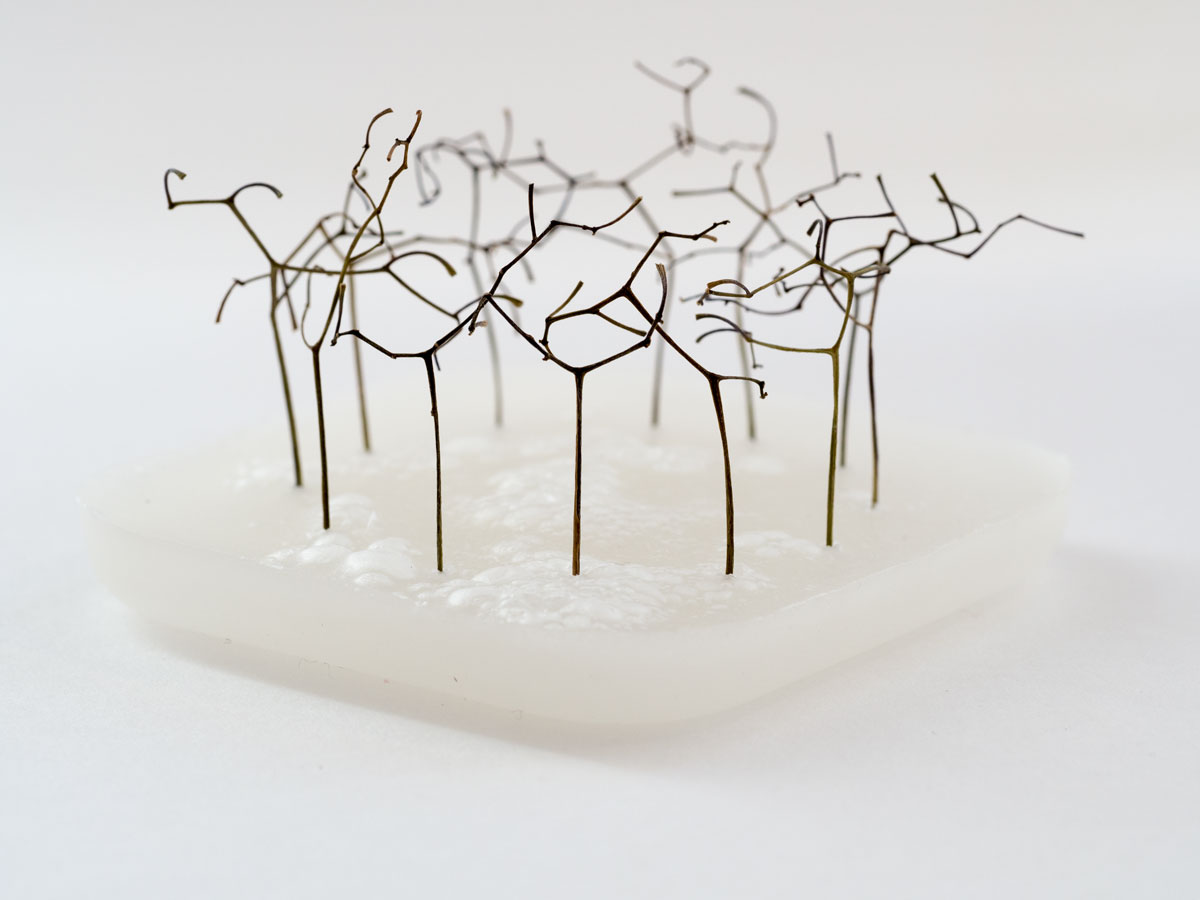 Anja Asche, Kleine Kultstätte (Learning from Stonehenge), Skulptur, Miniatur, Wachs, Pflanzentriebe, 2018