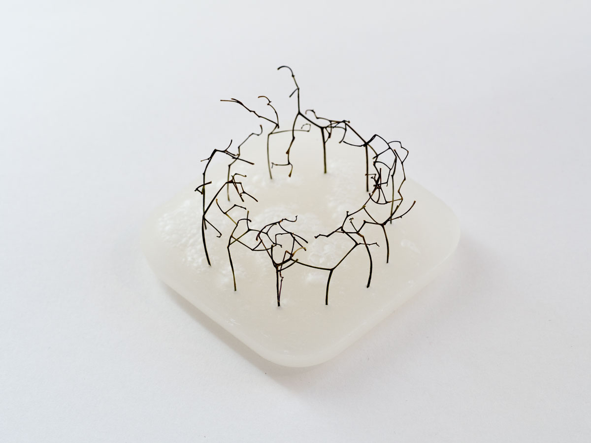 Anja Asche, Kleine Kultstätte (Learning from Stonehenge), Skulptur, Miniatur, Wachs, Pflanzentriebe, 2018, documenta 14
