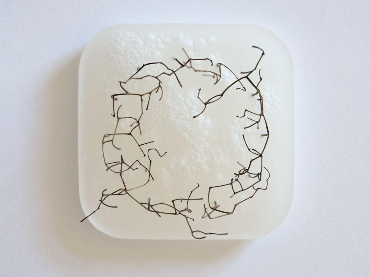 Anja Asche, Kleine Kultstätte (Learning from Stonehenge), Skulptur, Miniatur, Wachs, Pflanzentriebe, 2018