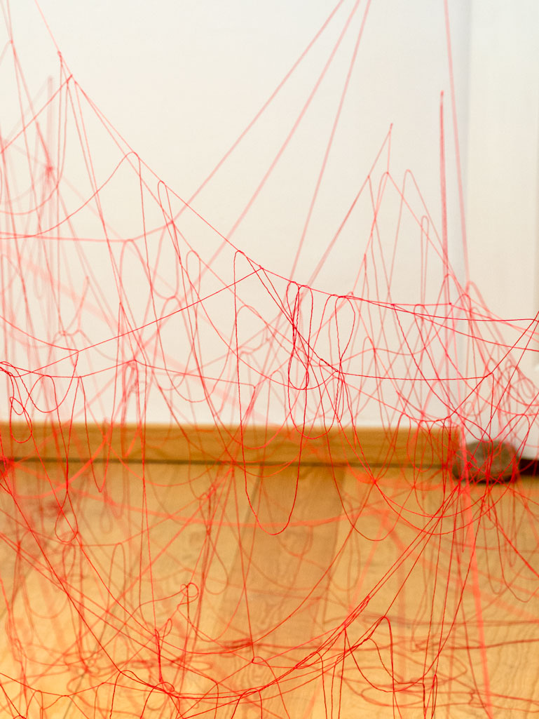 ANJA ASCHE. Oberfläche – Installation, Messingscheibe, Messingstab, roter Faden, Masse variabel, 2021. Surface – Installation, brass disc, brass rod, red thread,
   mass variable, 2021 