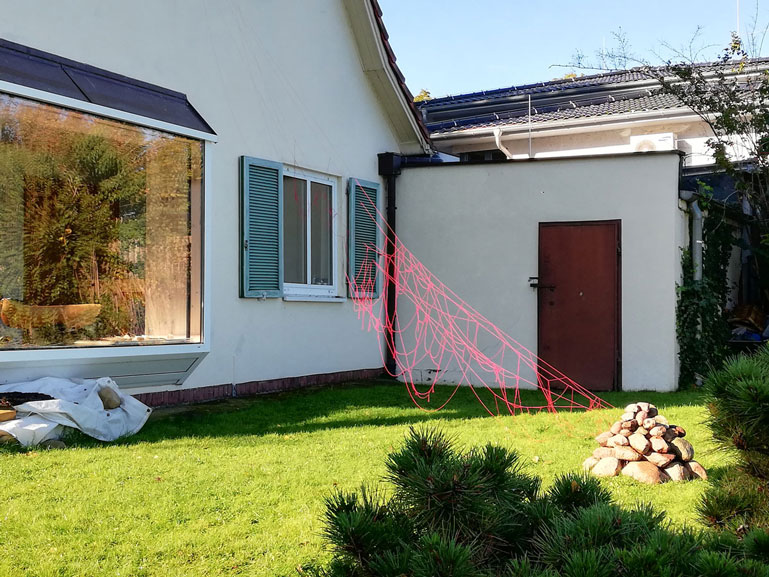 ANJA ASCHE. Oberfläche – Installation, Messingscheibe, Messingstab, roter Faden, Masse variabel, 2021. Surface – Installation, brass disc, brass rod, red thread,
   mass variable, 2021 