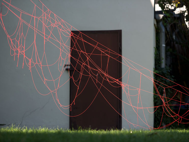 ANJA ASCHE. Oberfläche – Installation, Messingscheibe, Messingstab, roter Faden, Masse variabel, 2021. Surface – Installation, brass disc, brass rod, red thread,
   mass variable, 2021 