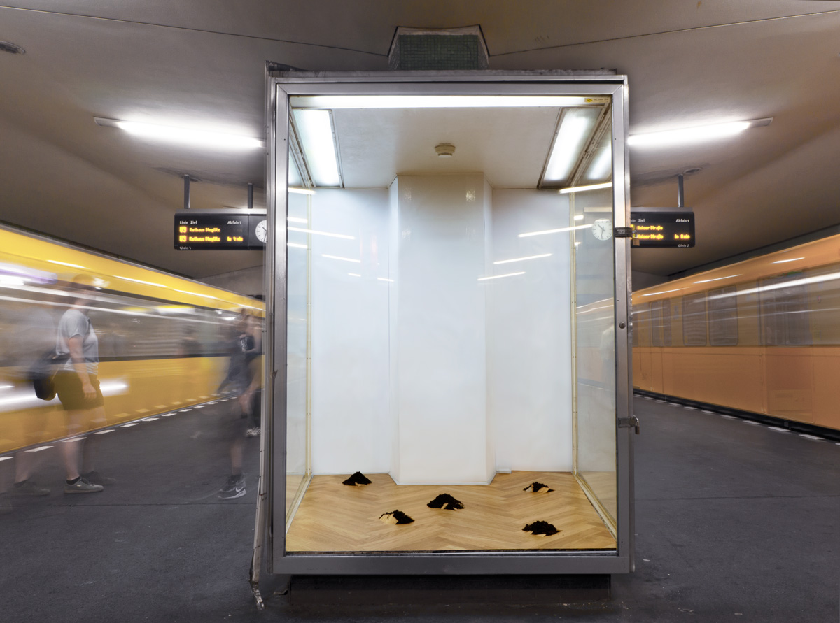 Anja Asche – Untergrund, Installation, Parkett und Erde, ca. 180 x 155 x 200 cm, Ansicht frontal