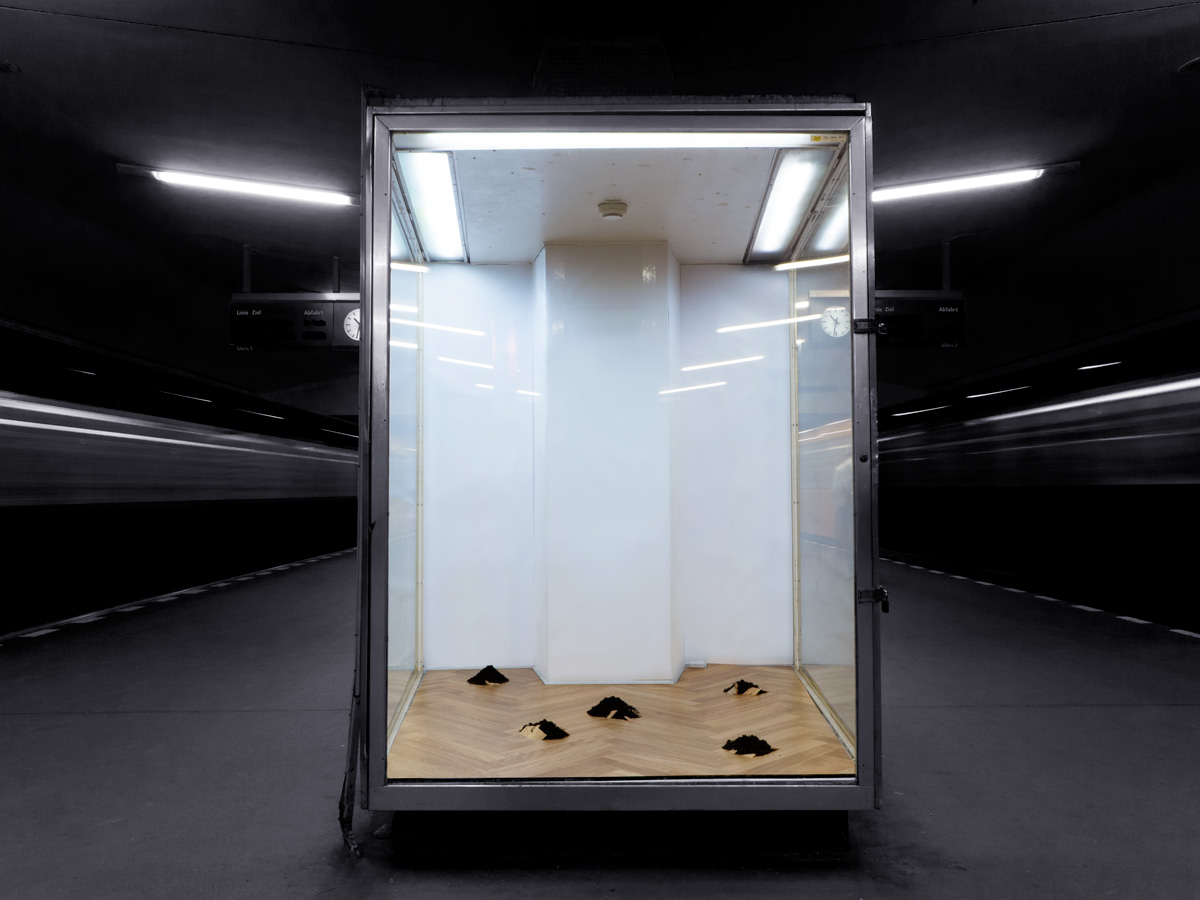 Anja Asche – Untergrund, Installationart at Vitrine01, Berlin Birkenstraße