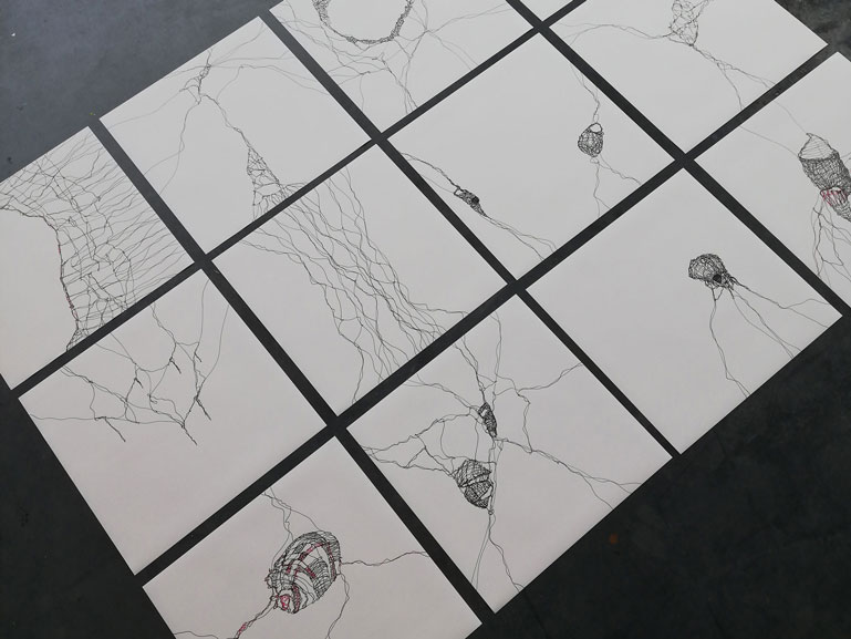 Anja Asche – Verdichtung – fortlaufende Zeichen-Serie, Fineliner auf Steinpapier, je 30 x 30 cm, ab 2021.
Condensation – continuous drawing series, fineliner on stone paper, each 30 x 30 cm, from 2021.