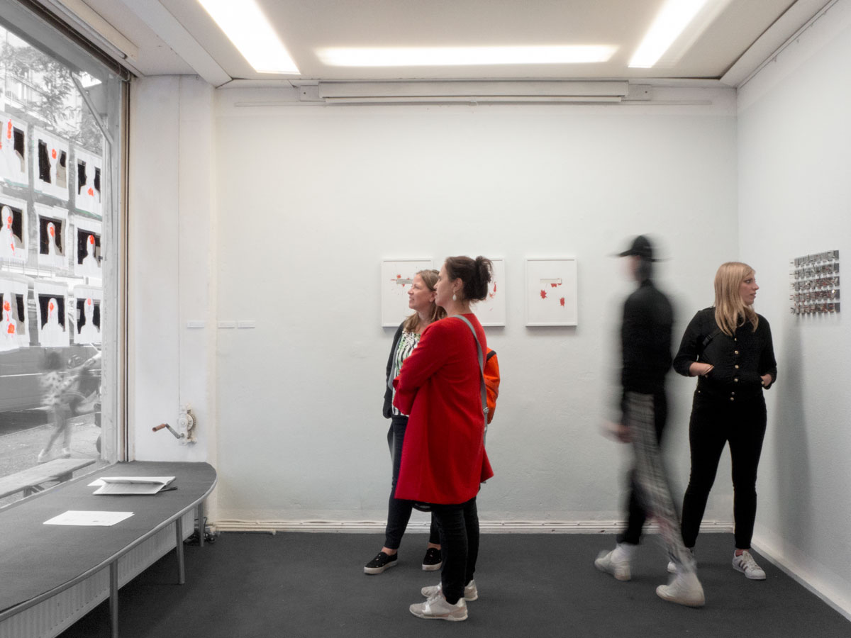 Serielle Objekte und Collagen von ANJA ASCHE, Ausstellungsansicht Galerie DASLABOR, Berlin, Juni 2018