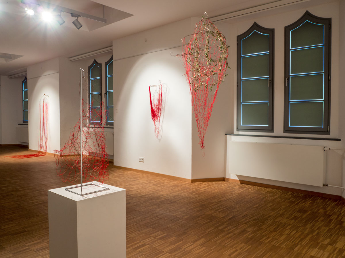 Installationen und Objekte von ANJA ASCHE, Ausstellungsansicht, Kunstgalerie Altes Rathaus Fürstenwalde/Spree, 2023