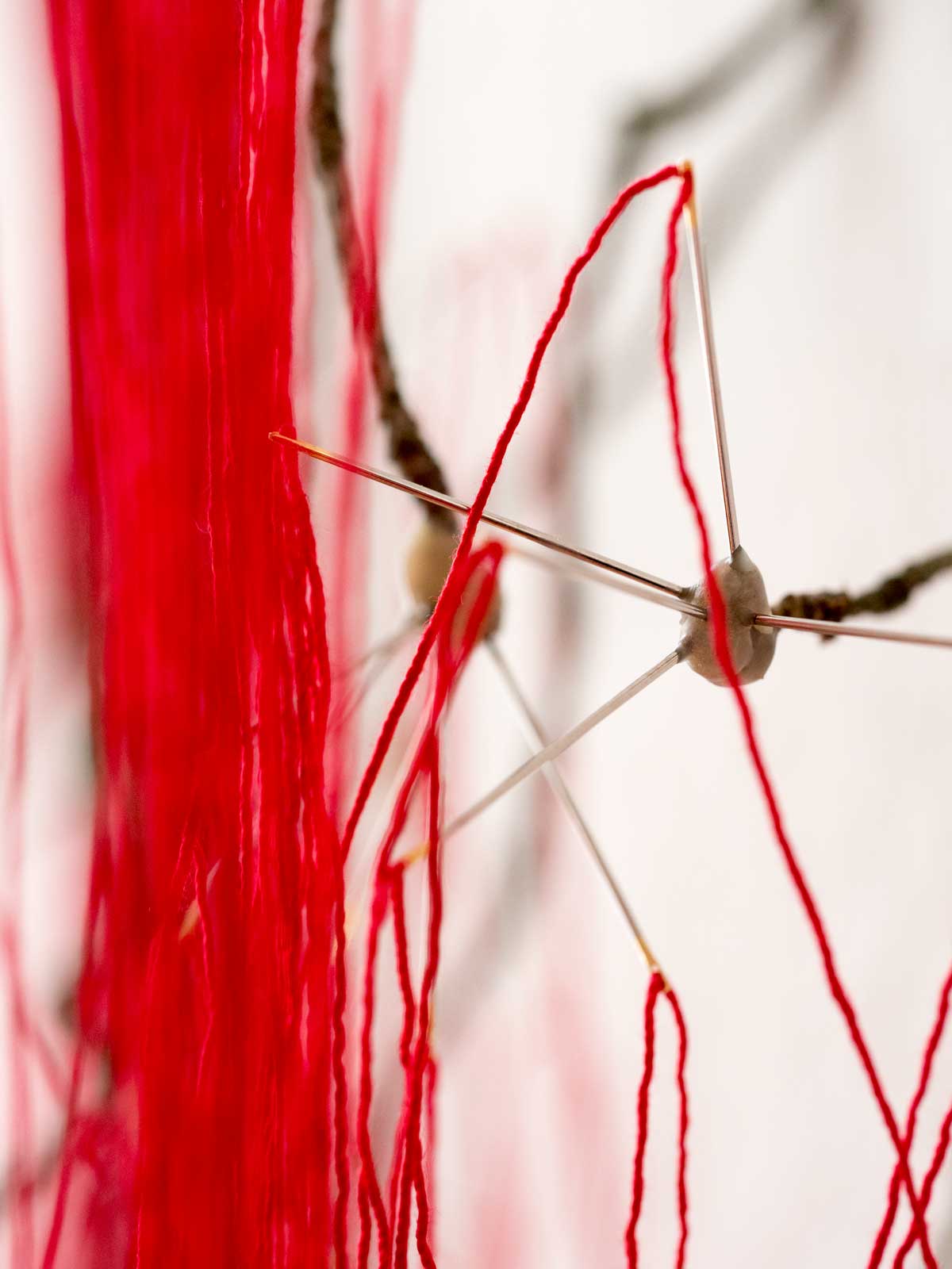 Anja Asche – selbst, Skulptur, Ast, Garn, Nadeln, Wachs, ca. 60 x 125 x 17 cm, 2019