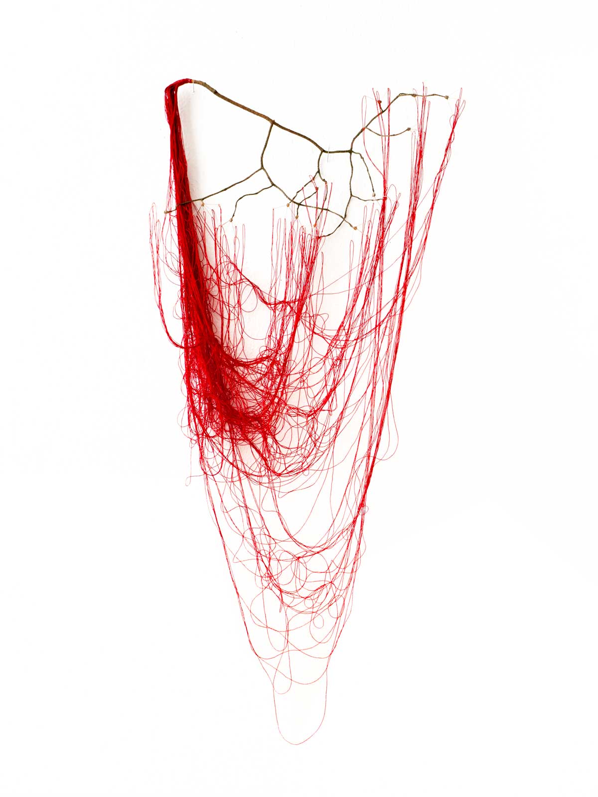 Anja Asche – selbst, Skulptur, Ast, Garn, Nadeln, Wachs, ca. 60 x 125 x 17 cm, 2019