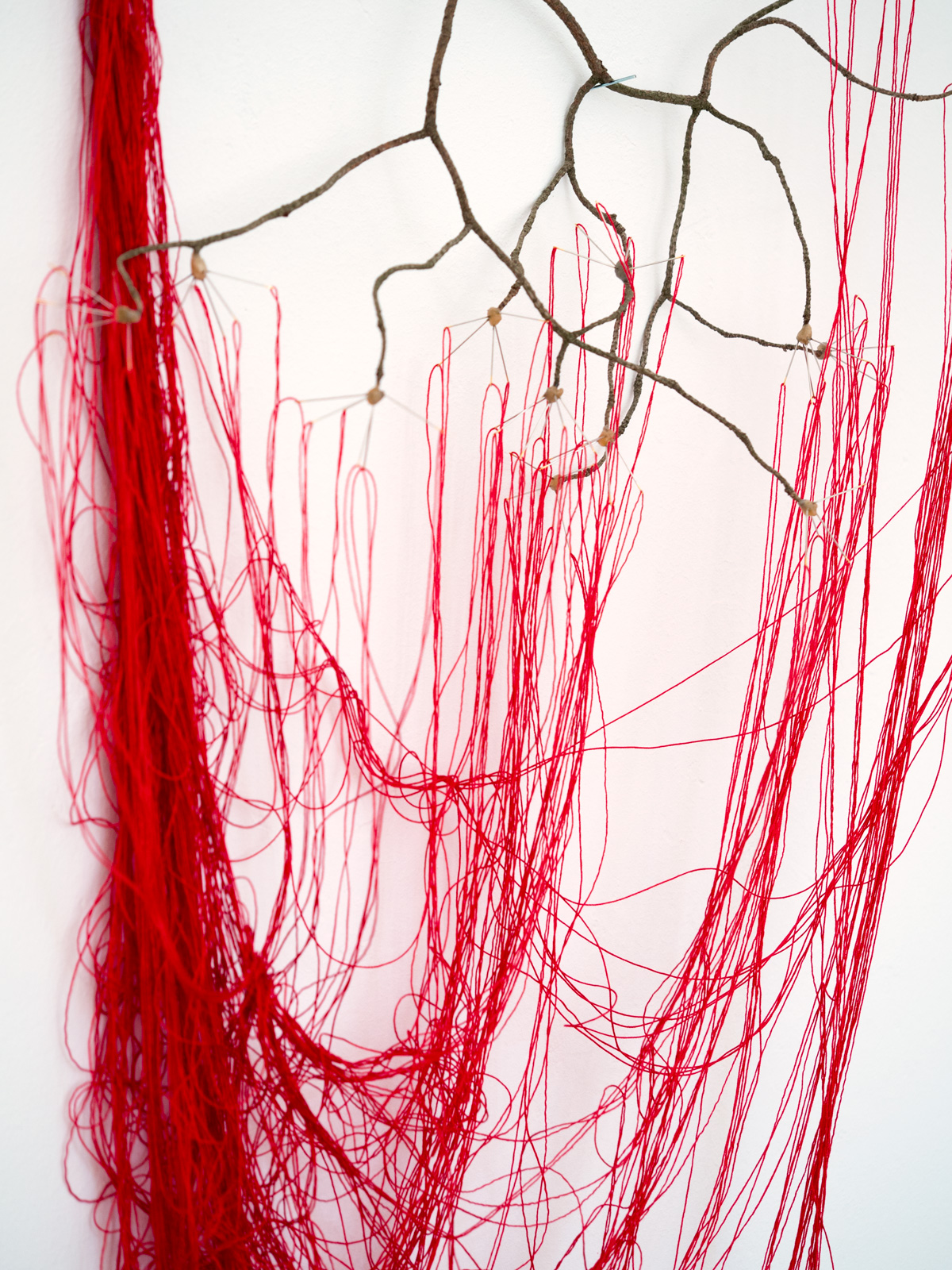 Anja Asche – selbst, Skulptur, Ast, Garn, Nadeln, Wachs, ca. 60 x 125 x 17 cm, 2019