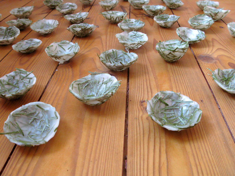 Erinnerung. Installation aus Wachs und Fichtennadeln. Kunst von Anja Asche.
