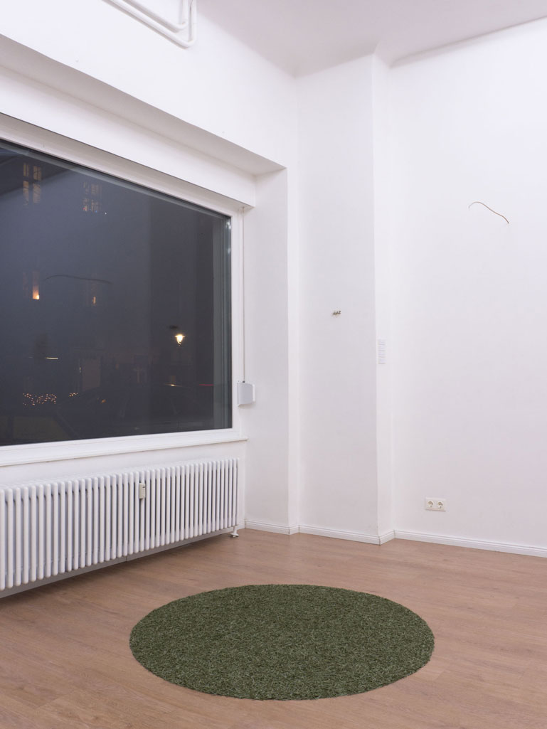 ANJA ASCHE, Erinnerung #2, Bodeninstallation aus Tannennadeln, Durchmesser ca. 140cm, Ausstellungsansicht zusammen mit den Wandinstallationen basis und d.ich.t, Galerie Lite-Haus, Berlin
