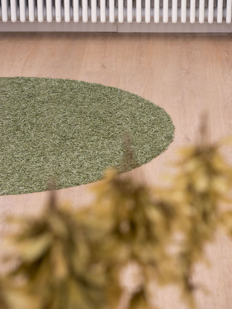 ANJA ASCHE, Erinnerung #2, Bodeninstallation aus Tannennadeln, Durchmesser ca. 140cm, Ausstellungsansicht Galerie Lite-Haus, Berlin
