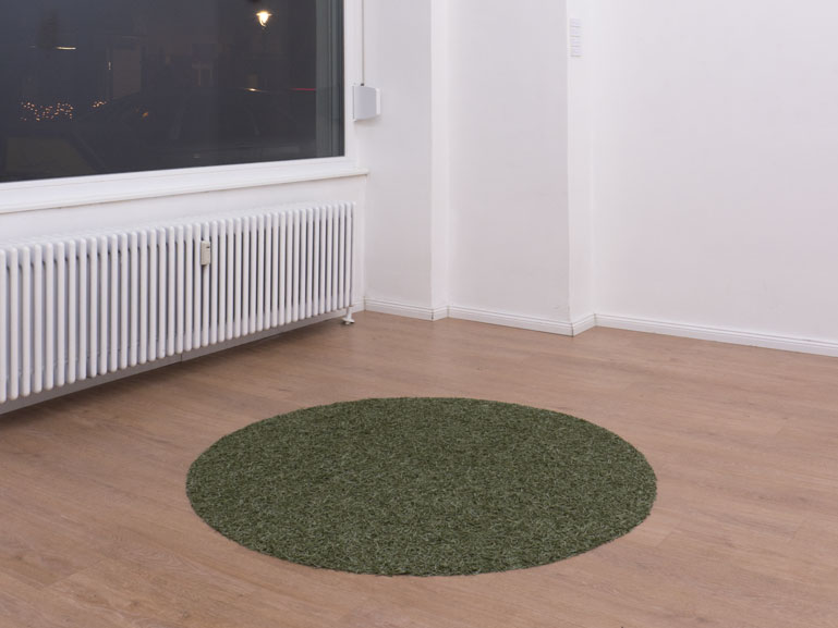 ANJA ASCHE, Erinnerung #2, Bodeninstallation aus Tannennadeln, Durchmesser ca. 140cm, Ausstellungsansicht Galerie Lite-Haus, Berlin