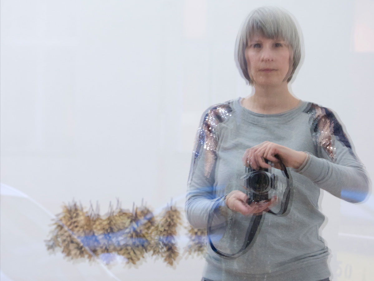 ANJA ASCHE, Spiegelung mit Installation "Großer Feuerring", Galerie Lite-Haus, Berlin