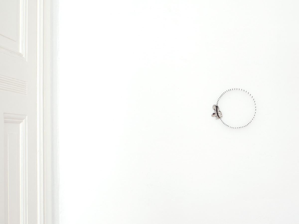 Rückrad. Wand-Installation, Birkenrinde, Nägel. Kunstwerk von Anja Asche